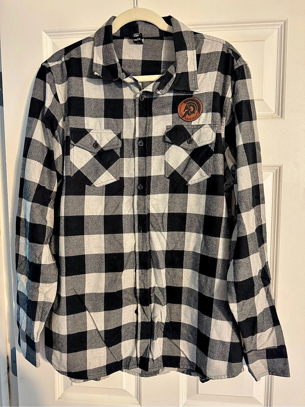 Relentless Defender Checkered Flannel Shirt in Black & white Large Like New